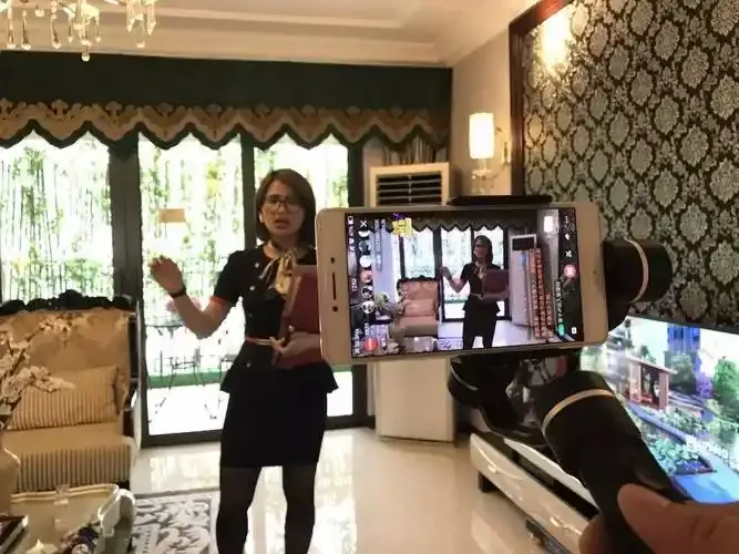 鲍鱼直播用户评价头像展示图